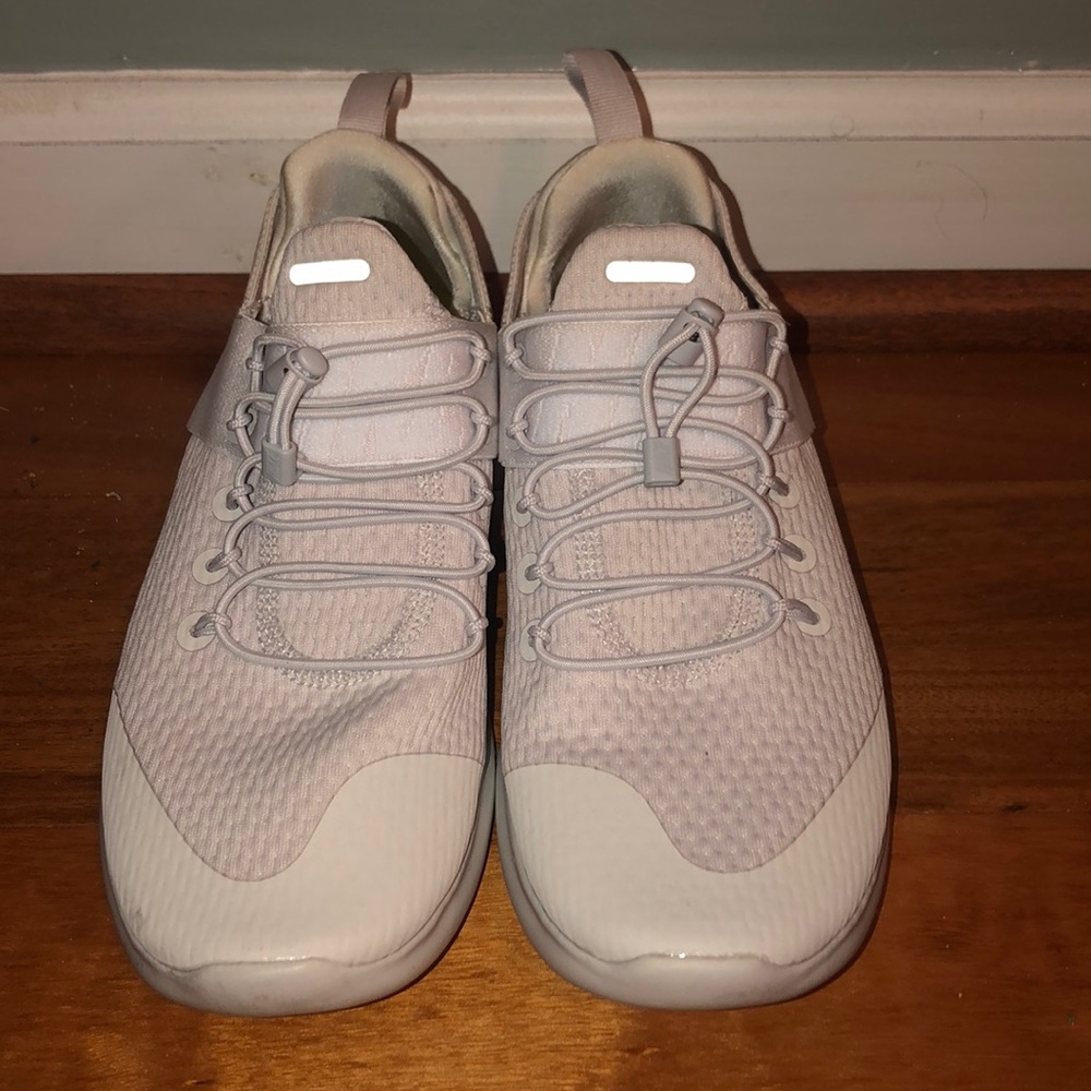 White nike free runs